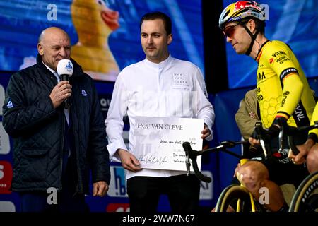 Harelbeke, Belgique. 22 mars 2024. Jacques Coussens, organisateur de l'E3 Harelbeke, Floris Van der Veken, chef de Hof Van Cleve et le belge Wout van Aert du Team Visma-Lease a Bike photographiés au départ de la course cycliste d'une journée 'E3 Saxo Bank Classic', à 207 km de Harelbeke, vendredi 22 mars 2024. BELGA PHOTO JASPER JACOBS crédit : Belga News Agency/Alamy Live News Banque D'Images