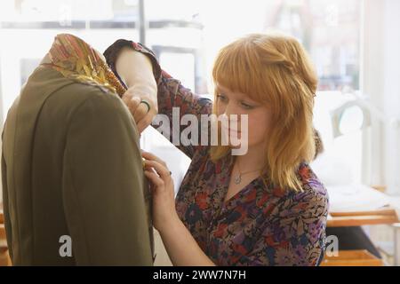 Couturière travaillant sur Dummy Banque D'Images