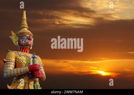 Jak, Yak, Yaksa, Teppanom, gardien de temple en Thaïlande, coucher de soleil, Bangkok, Thaïlande Banque D'Images