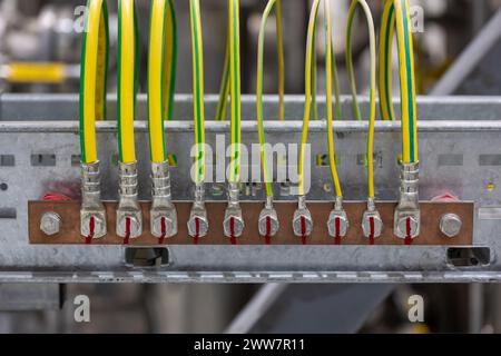 Image de la mise à la terre électrique sur un rail en cuivre dans une zone industrielle, il évite les risques dans les situations de court-circuit électrique Banque D'Images