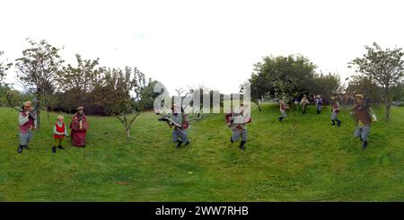 09/09/13 Une vue de 360 montrant les Abbots Bromley Horn Dance, jouant dans un verger de pommiers à Abbots Bromley. Datant de la foire Barthelmy dans Un Banque D'Images