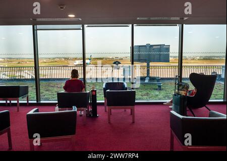 Aéroport d'Orly, France, vues grand angle à l'intérieur, personnes voyageant, vues grand angle à l'intérieur, jeunes voyageant, deux jeunes femmes assises dans des chaises, Banque D'Images