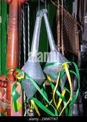 Maracas métalliques décorés de rubans colorés, instrument de musique à percussion utilisé dans la danse bumba boi dans l'état de Maranhão, au nord-est du Brésil Banque D'Images