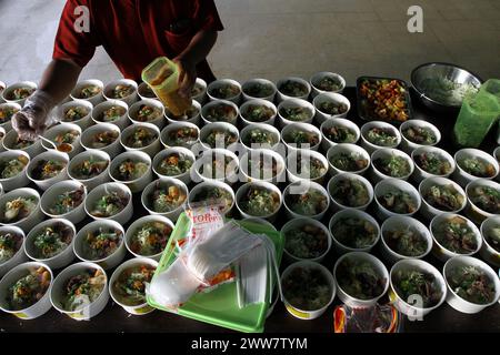 22 mars 2024, Yogyakarta, région spéciale de Yogyakarta, Indonésie : un musulman indonésien prépare des repas pour rompre le jeûne pendant le mois Saint du Ramadan à la mosquée de Syuhada. La mosquée fournit des centaines de portions de repas rapides avec un menu varié de tous les aliments indonésiens. (Crédit image : © Angga Budhiyanto/ZUMA Press Wire) USAGE ÉDITORIAL SEULEMENT! Non destiné à UN USAGE commercial ! Banque D'Images