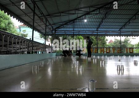 22 mars 2024, Yogyakarta, région spéciale de Yogyakarta, Indonésie : les musulmans indonésiens distribuent des repas pour rompre le jeûne pendant le mois Saint du Ramadan à la mosquée de Syuhada. La mosquée fournit des centaines de portions de repas rapides avec un menu varié de tous les aliments indonésiens. (Crédit image : © Angga Budhiyanto/ZUMA Press Wire) USAGE ÉDITORIAL SEULEMENT! Non destiné à UN USAGE commercial ! Banque D'Images