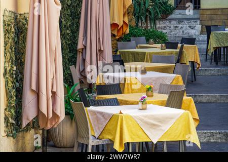Coin salon de restaurant extérieur avec chaises et tables vides à Agrigente, Italie. Banque D'Images