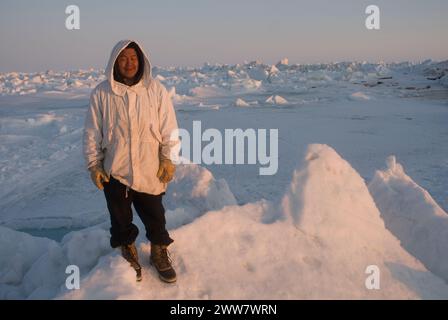 Un chasseur de subsistance Inupiaq se tient sur la banquise rugueuse, après avoir observé des conditions instables de glace de mer non loin du rivage, la mer des Tchouktches Alaska Banque D'Images