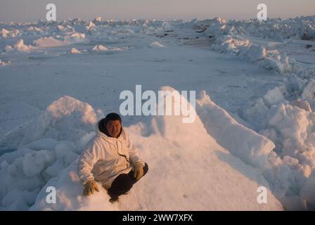 Un chasseur de subsistance Inupiaq se tient sur la banquise rugueuse, après avoir observé des conditions instables de glace de mer non loin du rivage, la mer des Tchouktches Alaska Banque D'Images