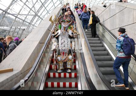 Leipzig, Allemagne. 22 mars 2024. Les cosplayers prennent un escalier roulant à la Foire du livre de Leipzig. Le Manga-Comic-Con, qui se déroule pendant la foire du livre, fête son dixième anniversaire. Crédit : Jan Woitas/dpa/Alamy Live News Banque D'Images