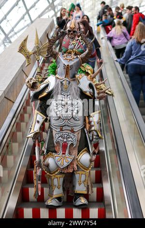 Leipzig, Allemagne. 22 mars 2024. Les cosplayers prennent un escalier roulant à la Foire du livre de Leipzig. Le Manga-Comic-Con, qui se déroule pendant la foire du livre, fête son dixième anniversaire. Crédit : Jan Woitas/dpa/Alamy Live News Banque D'Images