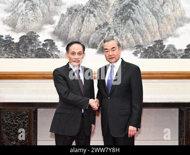 Pékin, Chine. 22 mars 2024. Wang Yi, directeur du Bureau de la Commission des affaires étrangères du Comité central du Parti communiste chinois (PCC) et membre du Bureau politique du Comité central du PCC, rencontre une délégation conduite par le Hoai Trung, secrétaire du Secrétariat et Président de la Commission des relations extérieures du Comité central du Parti communiste du Vietnam (CPV), à Pékin, capitale de la Chine, le 22 mars 2024. Crédit : Shen Hong/Xinhua/Alamy Live News Banque D'Images