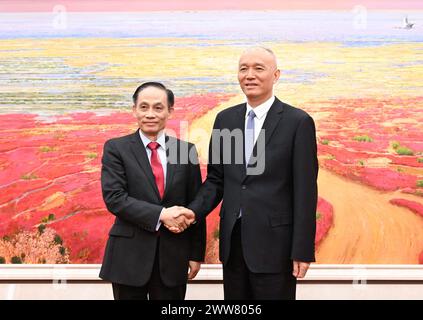 Pékin, Chine. 22 mars 2024. Cai Qi, membre du Comité permanent du Bureau politique du Comité central du Parti communiste chinois (PCC) et membre du Secrétariat du Comité central du PCC, rencontre une délégation conduite par le Hoai Trung, secrétaire du Secrétariat du Comité central du Parti communiste du Vietnam (CPV) et Président de la Commission des relations extérieures du Comité central du CPV, à Pékin, capitale de la Chine, le 22 mars 2024. Crédit : Shen Hong/Xinhua/Alamy Live News Banque D'Images