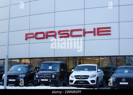 Tyumen, Russie-18 mars 2024 : voitures garées en rangées devant un concessionnaire Porsche, présentant différents modèles et couleurs disponibles à la vente. Banque D'Images