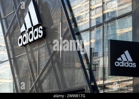 Adidas-logo und Schriftzug an modérateur Store-Fassade 21.03.24, Francfort: Symbolfoto, Illustrationsbild, Symbolbild, Illustrationsfoto Adidas-logo und Schriftzug an moderner Store-Fassade Das markante logo und der Schriftzug von Adidas sind éminent an der modernen Fassade eines Adidas-stores angebracht, wobei der Laden selbst nur teilweise sichtbar ist, und vermitteln Dynamlichkeen Umeld. Frankfurt Hessen Allemagne *** logo Adidas et lettrage sur la façade moderne du magasin 21 03 24, Francfort symbole photo, image illustration, image symbole, illustration photo logo Adidas Banque D'Images