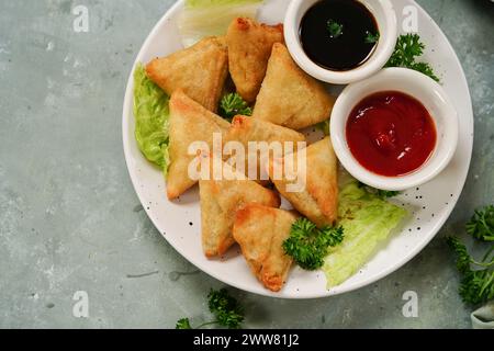 Mini cocktail samosa maison | apéritif indien servi avec ketchup et sauce au tamarin Banque D'Images