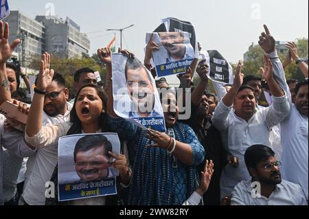 New Delhi, Delhi, Inde. 22 mars 2024. Les partisans du parti AAM Aadmi (AAP) crient des slogans et tiennent des pancartes lors d'une manifestation contre l'arrestation du chef de son parti et également le ministre en chef de Delhi, Arvind Kejriwal, à New Delhi, en Inde. (Crédit image : © Kabir Jhangiani/ZUMA Press Wire) USAGE ÉDITORIAL SEULEMENT! Non destiné à UN USAGE commercial ! Banque D'Images