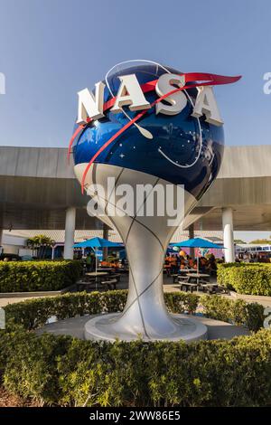 CAP CANAVERAL, FLORIDE - 14 MARS 2024. Point CENTRAL de la NASA avec GLOBE TERRESTRE de la NASA et entrée EN BUS au Kennedy Space Center CAPE CANAVERAL, FLORIDE Banque D'Images