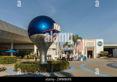 CAP CANAVERAL, FLORIDE - 14 MARS 2024. Point CENTRAL de la NASA avec GLOBE TERRESTRE de la NASA et entrée EN BUS au Kennedy Space Center CAPE CANAVERAL, FLORIDE Banque D'Images