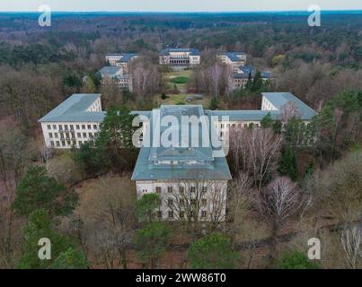 23 mars 2024, Brandebourg, Wandlitz : le site de Bogensee (vue aérienne avec un drone). L’administrateur du district de Barnim et le maire de Wandlitz ont signé un moratoire sur les démolitions pour préserver le site de Bogensee le 22.03.2024. Situé au nord de Berlin, le site de Bogensee comprend l'ancien lycée Wilhelm Pieck FDJ et la villa du ministre de la propagande nazi Goebbels. Les discussions intensives récentes sur un concept pour l'utilisation ultérieure de Bogensee n'ont pas encore produit de résultats et continuent de recevoir peu de soutien de la part du gouvernement de l'État de Berlin en tant que propriétaire du site Banque D'Images