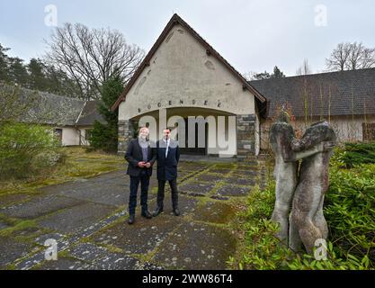 22 mars 2024, Brandebourg, Wandlitz : Daniel Kurth (à gauche, SPD), administrateur du district de Barnim, et Oliver Borchert (Freie Bürgergemeinschaft Wandlitz), maire de Wandlitz, se tiennent devant la villa du ministre de la propagande nazi Goebbels sur le site de Bogensee. Les deux politiciens avaient signé le même jour un moratoire sur la démolition pour préserver le site de Bogensee. Le site de Bogensee, situé au nord de Berlin, comprend l'ancien lycée Wilhelm Pieck FDJ et la villa du ministre de la propagande du Reich Joseph Goebbels. Les discussions intensives récentes sur un concept pour l'utilisation ultérieure de B. Banque D'Images