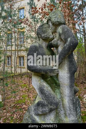 22 mars 2024, Brandebourg, Wandlitz : une sculpture en grès se dresse sur le site de Bogensee. L’administrateur du district de Barnim et le maire de Wandlitz ont signé un moratoire sur les démolitions pour préserver le site de Bogensee le 22 mars 2024. Le site de Bogensee, situé au nord de Berlin, comprend l'ancien lycée Wilhelm Pieck FDJ et la villa du ministre de la propagande nazi Goebbels. Les discussions intensives récentes sur un concept pour l'utilisation ultérieure de Bogensee n'ont pas encore produit de résultats et continuent de recevoir peu de soutien de la part du gouvernement de l'État de Berlin en tant que propriétaire de la s. Banque D'Images