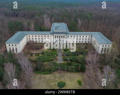 23 mars 2024, Brandebourg, Wandlitz : le site de Bogensee (vue aérienne avec un drone). L’administrateur du district de Barnim et le maire de Wandlitz ont signé un moratoire sur les démolitions pour préserver le site de Bogensee le 22.03.2024. Situé au nord de Berlin, le site de Bogensee comprend l'ancien lycée Wilhelm Pieck FDJ et la villa du ministre de la propagande nazi Goebbels. Les discussions intensives récentes sur un concept pour l'utilisation ultérieure de Bogensee n'ont pas encore produit de résultats et continuent de recevoir peu de soutien de la part du gouvernement de l'État de Berlin en tant que propriétaire du site Banque D'Images