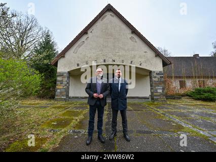 22 mars 2024, Brandebourg, Wandlitz : Daniel Kurth (à gauche, SPD), administrateur du district de Barnim, et Oliver Borchert (Freie Bürgergemeinschaft Wandlitz), maire de Wandlitz, se tiennent devant la villa du ministre de la propagande nazi Goebbels sur le site de Bogensee. Les deux politiciens avaient signé le même jour un moratoire sur la démolition pour préserver le site de Bogensee. Le site de Bogensee, situé au nord de Berlin, comprend l'ancien lycée Wilhelm Pieck FDJ et la villa du ministre de la propagande du Reich Joseph Goebbels. Les discussions intensives récentes sur un concept pour l'utilisation ultérieure de B. Banque D'Images