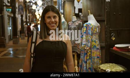 Jeune femme brune hispanique adulte souriant dans le souk arabe traditionnel madinat jumeirah, dubaï Banque D'Images