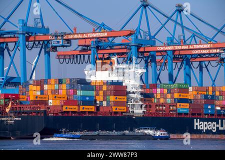 Container-terminal-Altenwerder, porte-conteneurs Hapag-Lloyd Frankfurt Express pendant le chargement et le déchargement, cargo chimique, bateau de navigation intérieure, Banque D'Images