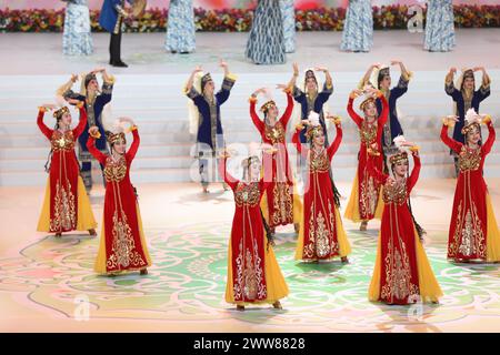 Tachkent, Ouzbékistan. 21 mars 2024. Les gens participent à des événements pour célébrer Nowruz à Tachkent, capitale de l'Ouzbékistan, le 21 mars 2024. Nowruz (Navruz en ouzbek) est largement célébré le 21 mars comme la Journée internationale de Navruz conformément à une résolution des Nations Unies. Nowruz signifie «nouveau jour» marquant le premier jour du printemps et est célébré dans les cinq pays d'Asie centrale, ainsi qu'en Iran, en Afghanistan et dans d'autres pays. Crédit : Zafar/Xinhua/Alamy Live News Banque D'Images