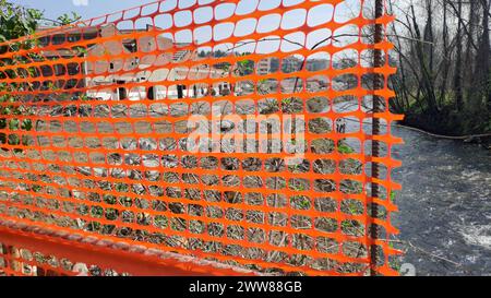 Clôture de chantier de construction en maille en plastique orange Italie. Banque D'Images