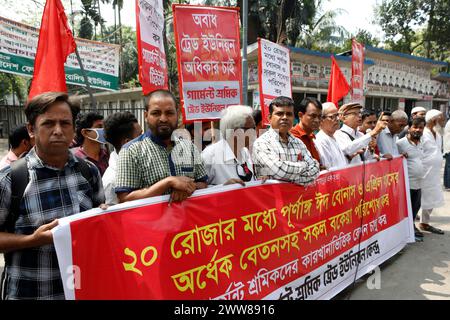 Dhaka, Bangladesh - 22 mars 2024 : le syndicat des travailleurs du vêtement Kendra se rallie devant le National Press Club à Dhaka pour exiger le paiement de bonu salarial Banque D'Images