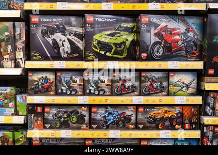 Jouets LEGO Technic. Kits de construction LEGO en vente sur Lego Store. Variété de jouets de construction sur les étagères dans un magasin. Minsk, Biélorussie - 22 mars 2024 Banque D'Images