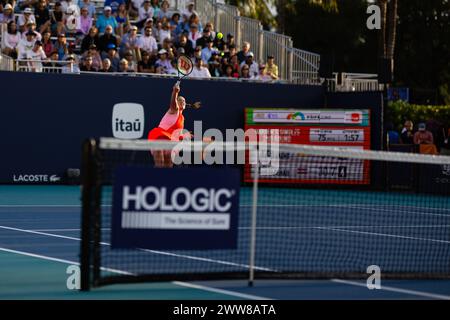 MIAMI GARDENS, FLORIDE - 21 MARS : Jelena Ostapenko de Lettonie en action contre Laura Siegemund d'Allemagne lors de leur match le jour 6 de l'Open de Miami au Hard Rock Stadium le 21 mars 2024 à Miami Gardens, Floride. (Photo de Mauricio Paiz) Banque D'Images