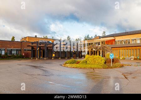 Imatra, Finlande - 12 novembre 2022 : Imatran Kylpyla Spa Hotel Building. Situé près du lac Saimaa. Banque D'Images