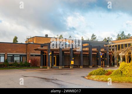 Imatra, Finlande - 12 novembre 2022 : Imatran Kylpyla Spa Hotel Building. Situé près du lac Saimaa. Banque D'Images