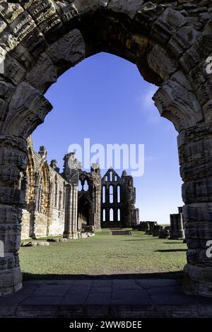 whitby abbaye nord yorkshire regardant vers l'est dans la ruine de la nef de l'arche de salon extérieur ensoleillé jour ciel bleu Banque D'Images