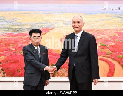 Pékin, Chine. 22 mars 2024. Cai Qi, membre du Comité permanent du Bureau politique du Comité central du Parti communiste chinois (PCC) et membre du Secrétariat du Comité central du PCC, rencontre une délégation conduite par Kim Song Nam, directeur du département international du Comité central du Parti des travailleurs de Corée (WPK), à Pékin, capitale de la Chine, le 22 mars 2024. Crédit : Shen Hong/Xinhua/Alamy Live News Banque D'Images