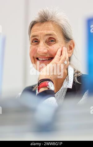 Leipzig, Allemagne. 22 mars 2024. Root Leeb, écrivain, peintre et illustrateur allemand, est assis après une lecture à la Foire du livre de Leipzig. Crédit : Jan Woitas/dpa/Alamy Live News Banque D'Images