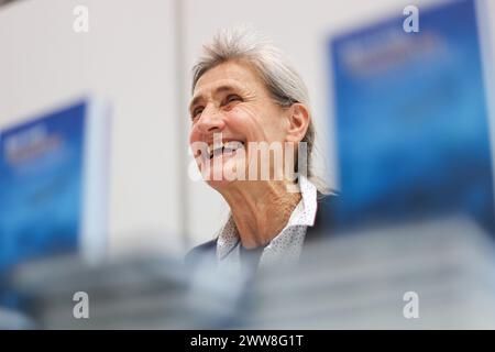 Leipzig, Allemagne. 22 mars 2024. Root Leeb, écrivain, peintre et illustrateur allemand, est assis après une lecture à la Foire du livre de Leipzig. Crédit : Jan Woitas/dpa/Alamy Live News Banque D'Images