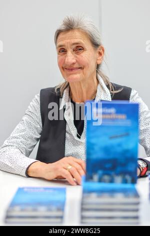 Leipzig, Allemagne. 22 mars 2024. Root Leeb, écrivain, peintre et illustrateur allemand, est assis après une lecture à la Foire du livre de Leipzig. Crédit : Jan Woitas/dpa/Alamy Live News Banque D'Images