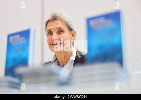 Leipzig, Allemagne. 22 mars 2024. Root Leeb, écrivain, peintre et illustrateur allemand, est assis après une lecture à la Foire du livre de Leipzig. Crédit : Jan Woitas/dpa/Alamy Live News Banque D'Images