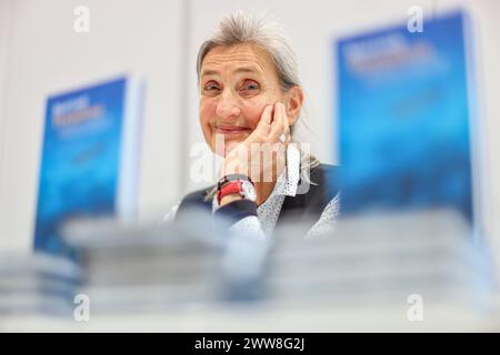 Leipzig, Allemagne. 22 mars 2024. Root Leeb, écrivain, peintre et illustrateur allemand, est assis après une lecture à la Foire du livre de Leipzig. Crédit : Jan Woitas/dpa/Alamy Live News Banque D'Images