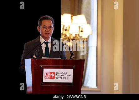 Londres, Grande-Bretagne. 20 mars 2024. Zheng Zeguang, ambassadeur de Chine en Grande-Bretagne, s'adresse au Forum des affaires Royaume-Uni-Chine 2024 à Londres, Grande-Bretagne, le 20 mars 2024. Le forum, organisé par le China-Britain Business Council, un important réseau d'affaires promouvant le commerce et l'investissement avec la Chine au Royaume-Uni, a attiré près de 200 représentants des communautés d'affaires des deux pays. POUR ALLER AVEC 'Chine, le Royaume-Uni doit compléter les forces respectives, atteindre des résultats gagnant-gagnant : ambassadeur' crédit : Li Ying / Xinhua / Alamy Live News Banque D'Images