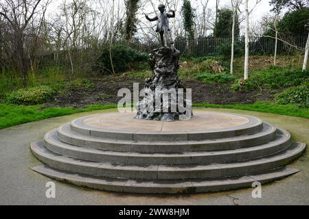 La sculpture Peter Pan dans les jardins de Kensington, par Sir George Frampton, 1912. Banque D'Images