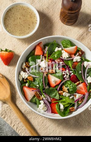 Salade saine d'épinards feta fraise maison avec vinaigrette aux graines de pavot Banque D'Images