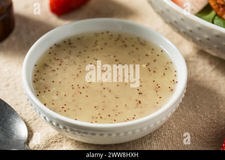 Vinaigrette maison aux graines de pavot saines pour une salade verte Banque D'Images