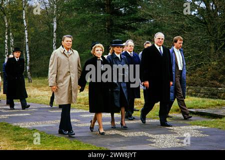 Ronald Reagan, Nancy Reagan, Hannelore Kohl und Helmut Kohl in Bergen Belsen Archiv Foto Ronald Reagan, Nancy Reagan, Hannelore Kohl und Helmut Kohl in Bergen Belsen ARCHIV FOTO, München Bayern Deutschland *** Ronald Reagan, Nancy Reagan, Hannelore Kohl et Helmut Kohl in Bergen Belsen Archive photo Ronald Reagan, Nancy Reagan, Nancy Reagan, Hannelore Kohl et Helmut Kohl à Bergen Belsen PHOTO D'ARCHIVES , Munich Bavière Allemagne Banque D'Images