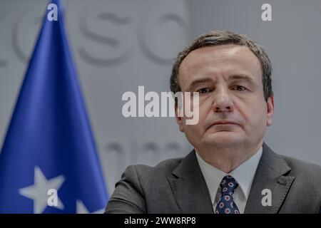 Le premier ministre kosovar Albin Kurti attend expressément les questions des journalistes lors d'une conférence de presse présentant un rapport triennal de son administration à Pristina, Kosovo, le vendredi 22 mars 2024. (VX photo/Vudi Xhymshiti) Banque D'Images