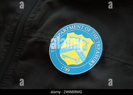 KIEV, UKRAINE - 9 MARS 2024 États-Unis le ministère du Trésor scelle sur l'uniforme de veste noire en gros plan Banque D'Images